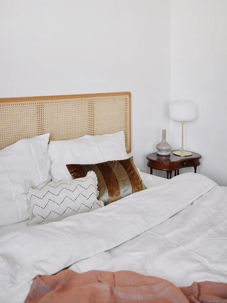 Lampa stołowa w kolorze bieli i mosiądzu Markslöjd Sober