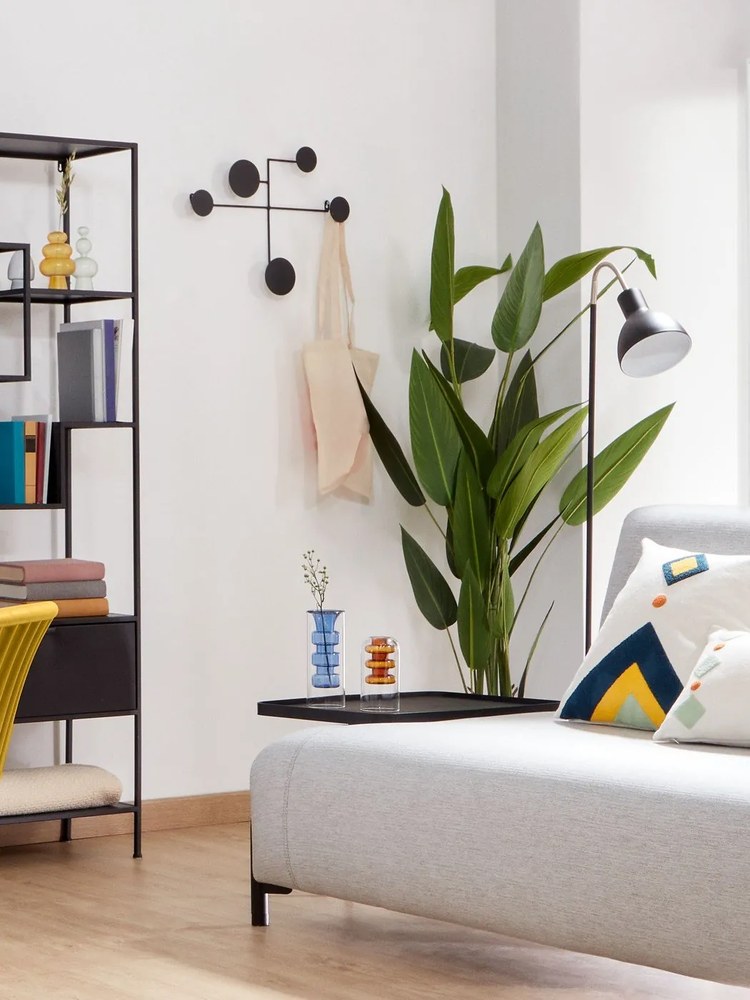 Czarny regał Kave Home Shantay