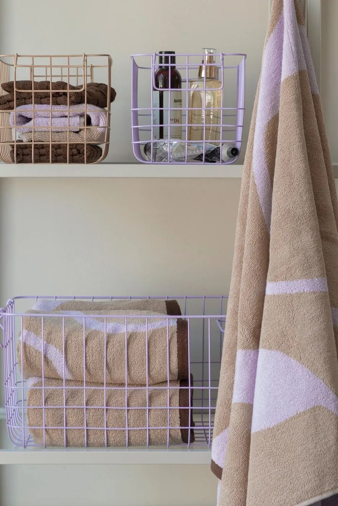 Lawendowo-jasnobrązowy ręcznik kąpielowy z bawełny organicznej 70x133 cm Nova Arte – Mette Ditmer Denmark