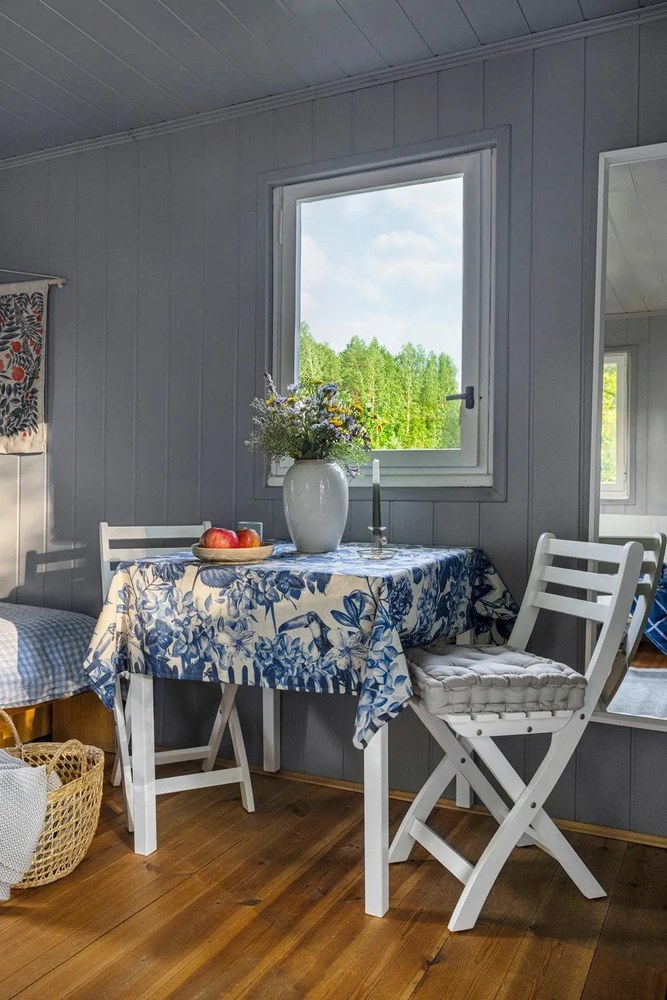 Stół z drewna sosnowego z białą konstrukcją Bonami Essentials Sydney, 70x70 cm