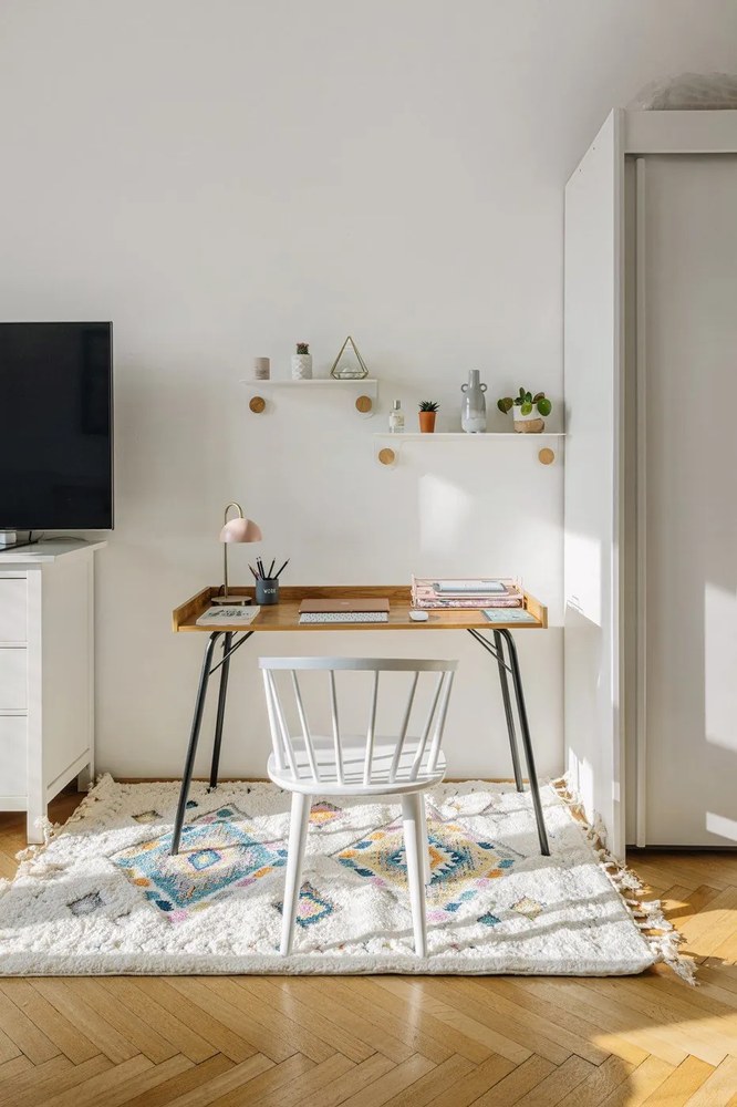 Biała półka ze stali z detalem z drewna dębowego z 2 haczykami Gazzda Hook, dł. 50 cm