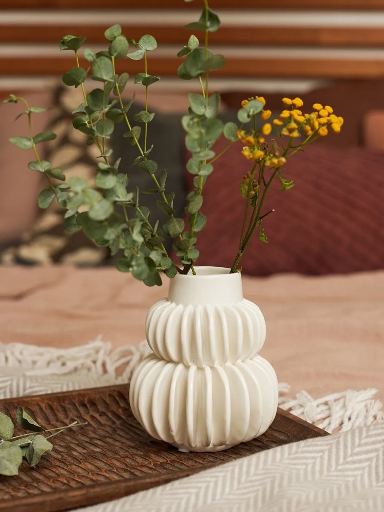 Biały wazon z kamionki Bloomingville Blossom