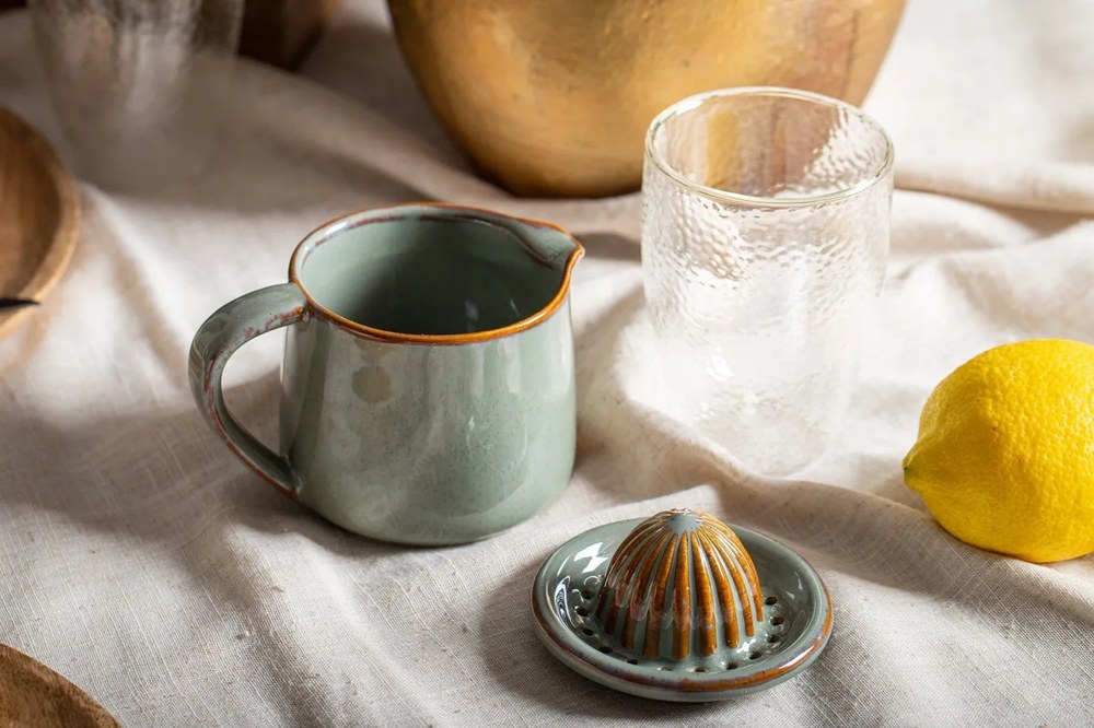 Zielony kamionkowy dzbanek z wyciskarką Bloomingville Pixie