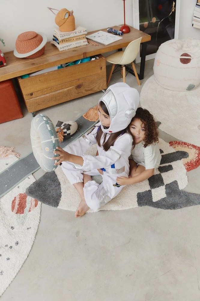 Kremowy dziecięcy worek do siedzenia Solar System – Lorena Canals