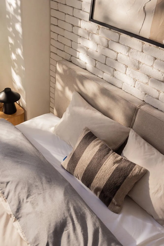 Beżowe łóżko kontynentalne ze schowkiem 180x200 cm Elva Bold – Bonami Selection