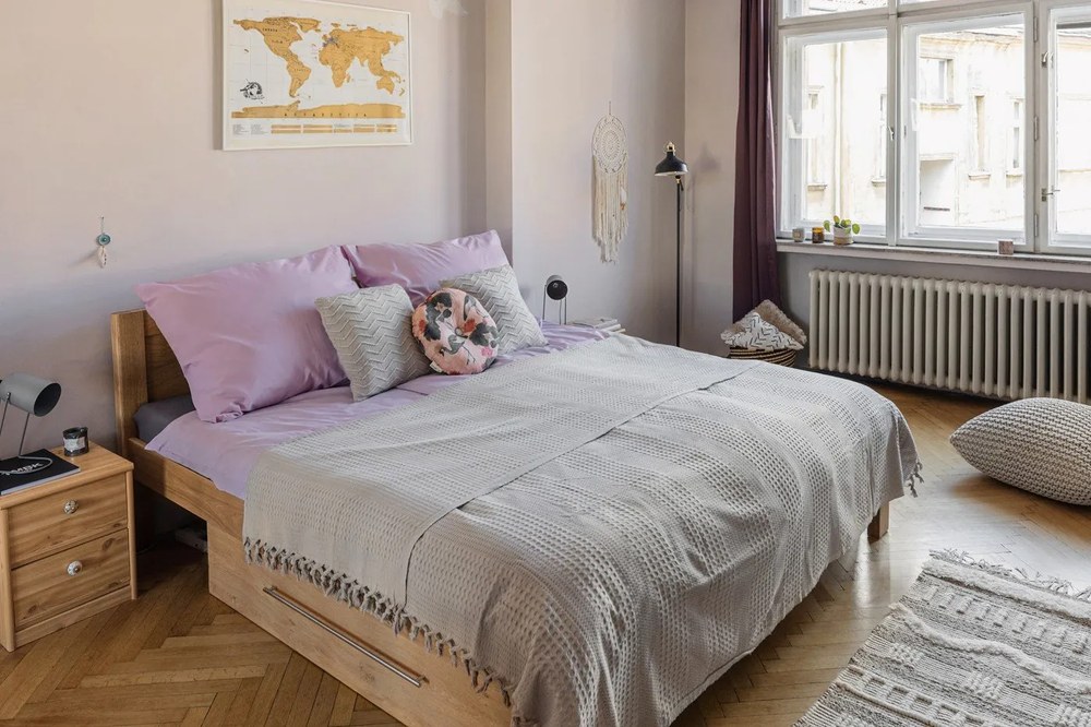 Szara lampa stołowa Leitmotiv Enchant