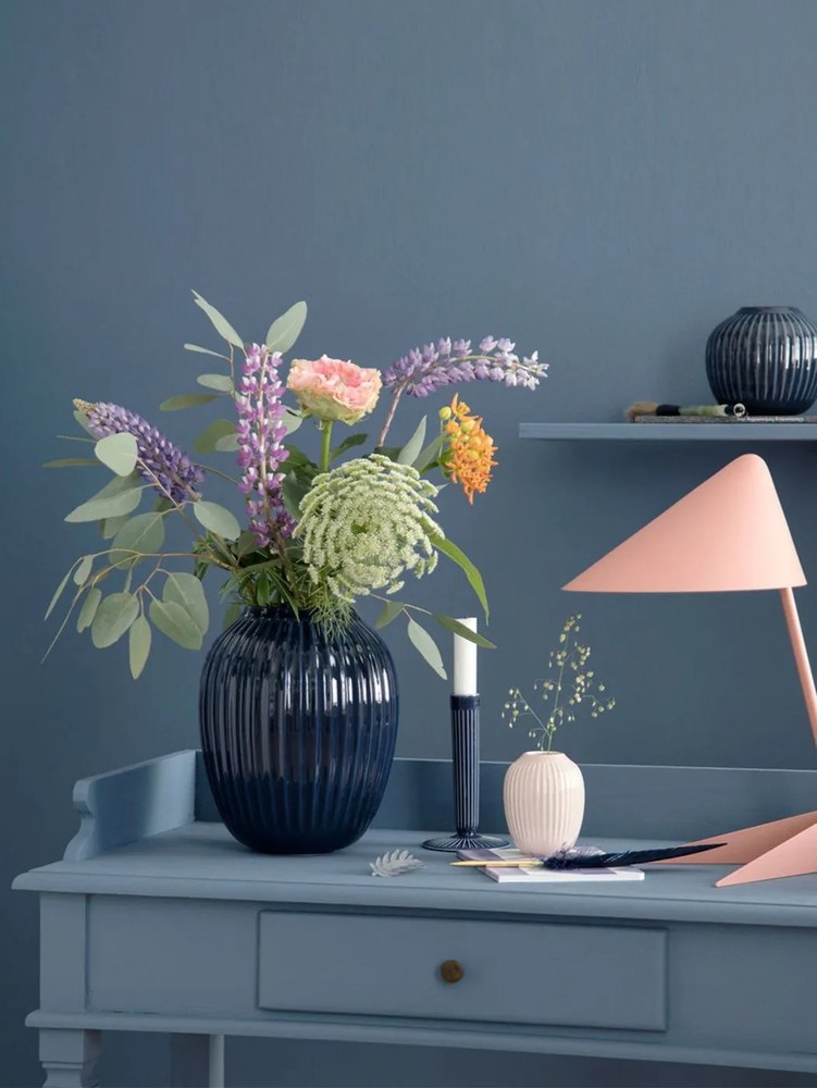 Ciemnoniebieski kamionkowy wazon Kähler Design Hammershoi, wys. 25 cm