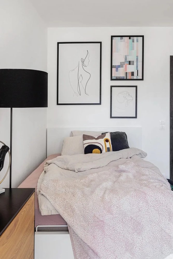 Czarno-naturalna niska komoda w dekorze dębu 120x82 cm Seaford – Actona