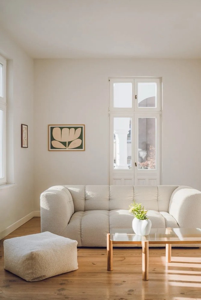 Beżowy puf z materiału bouclé Keno – noo.ma