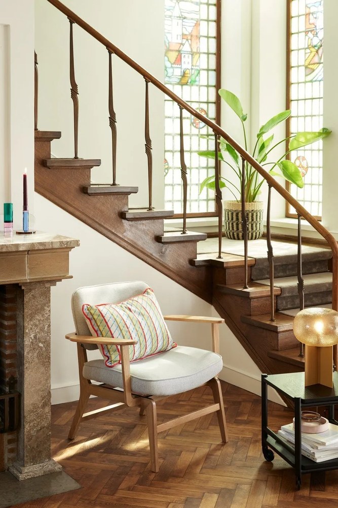 Szary fotel z konstrukcją z drewna dębowego Hübsch Haze