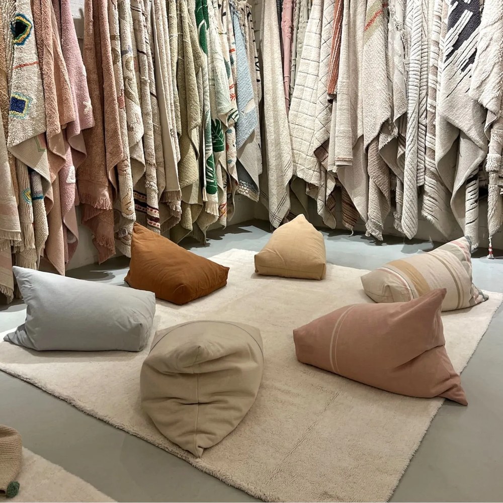 Jasnożółty dziecięcy worek do siedzenia Cleo Light Honey – Lorena Canals