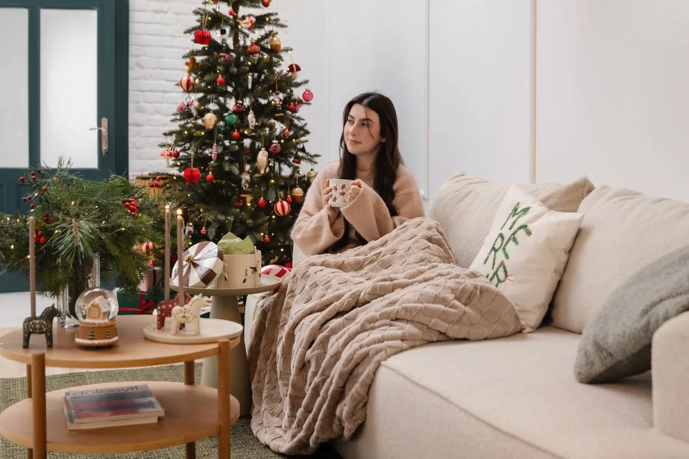 Biały ceramiczny kubek ze świątecznym motywem 500 ml Gingerbread – Dakls