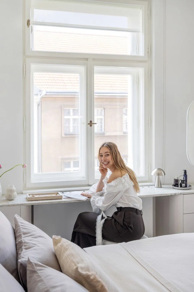 Biały wazon z kamionki Bloomingville Blossom