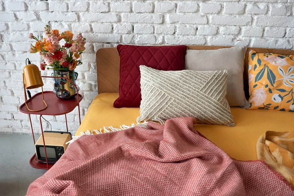 Żółta lampa stołowa Leitmotiv Enchant