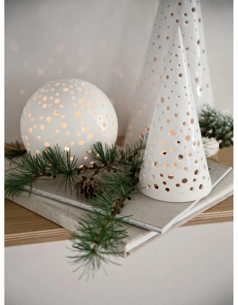 Biały świąteczny świecznik z porcelany kostnej Kähler Design Nobili, wys. 25,5 cm