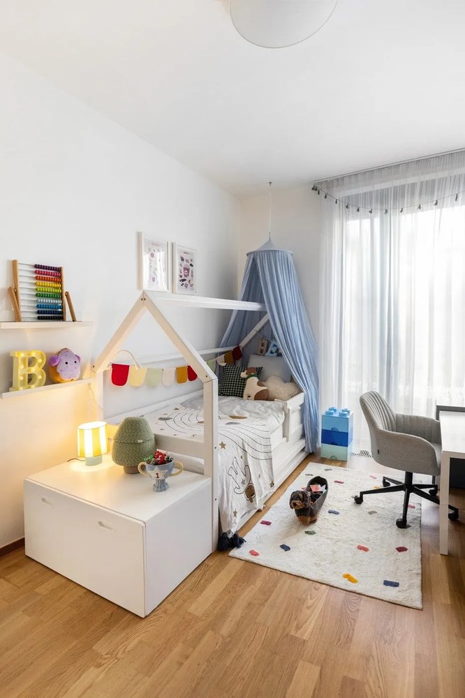 Białe łóżko dziecięce z litego drewna sosnowego w kształcie domku ze stelażem 90x200 cm Cabane – Vipack