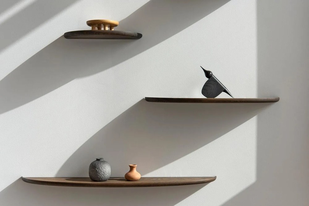 Brązowa półka z litego drewna dębowego 70 cm Mu – Gazzda