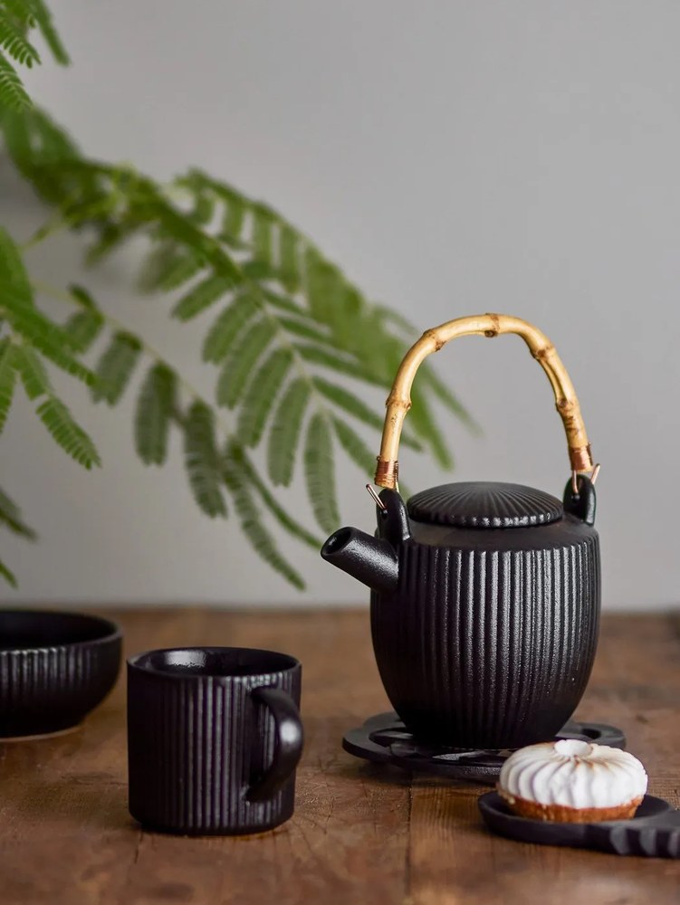 Czarny kubek z kamionki Bloomingville Neri, 350 ml