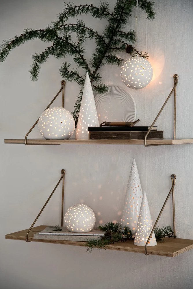 Biały świąteczny świecznik z porcelany kostnej Kähler Design Nobili, wys. 19 cm