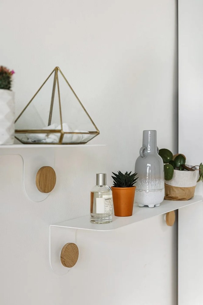 Biała półka ze stali z detalem z drewna dębowego z 2 haczykami Gazzda Hook, dł. 50 cm
