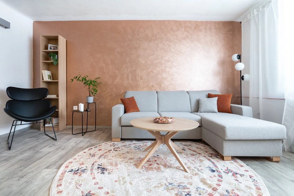 Czarny fotel z imitacji skóry z czarnymi nogami Actona Cazar