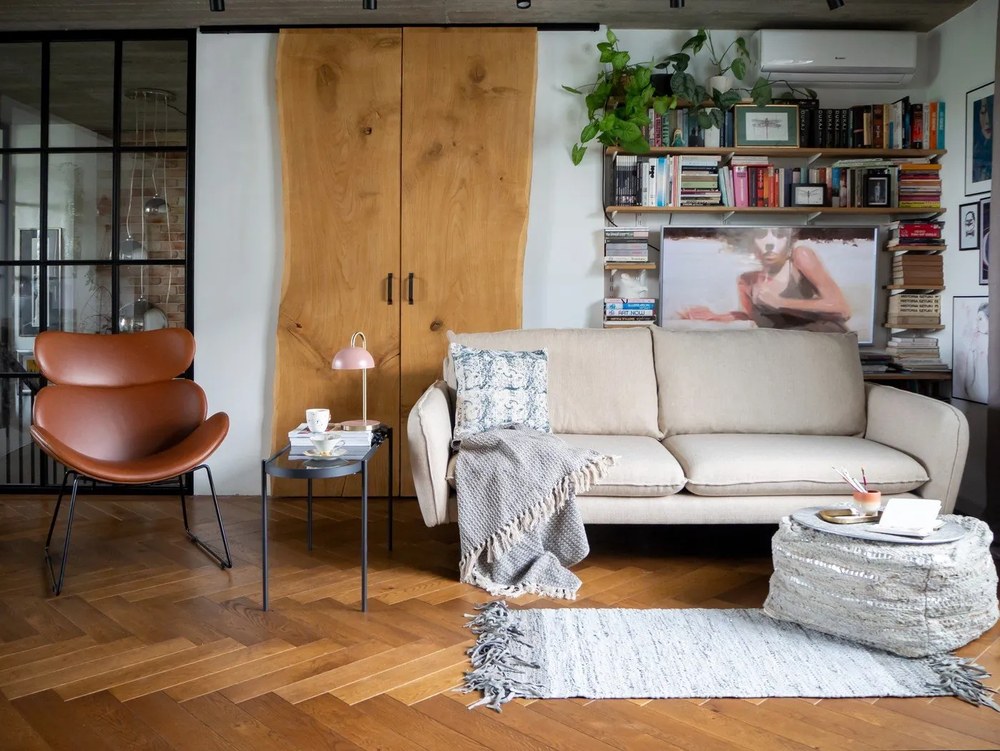 Brązowy fotel z imitacji skóry z czarnymi nogami Actona Cazar