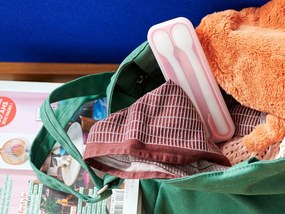 Biało-jasnoróżowe plastikowe łyżeczki dla dzieci zestaw 2 szt. Flowers &amp; butterflies – Mepal