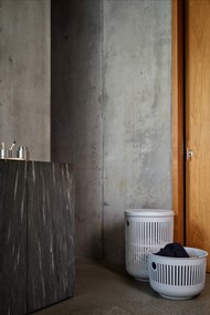 Jasnoszary plastikowy kosz na pranie 35 l Ume – Zone