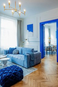 Jasnoniebieska aksamitna rozkładana sofa Milo Casa Luca