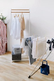 Biały metalowy stojak na ubrania na kółkach Tower – YAMAZAKI