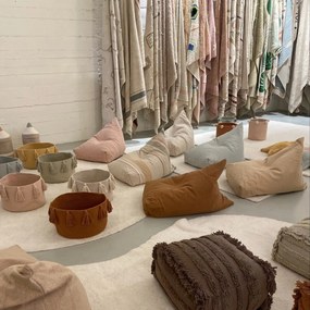 Jasnożółty dziecięcy worek do siedzenia Cleo Light Honey – Lorena Canals