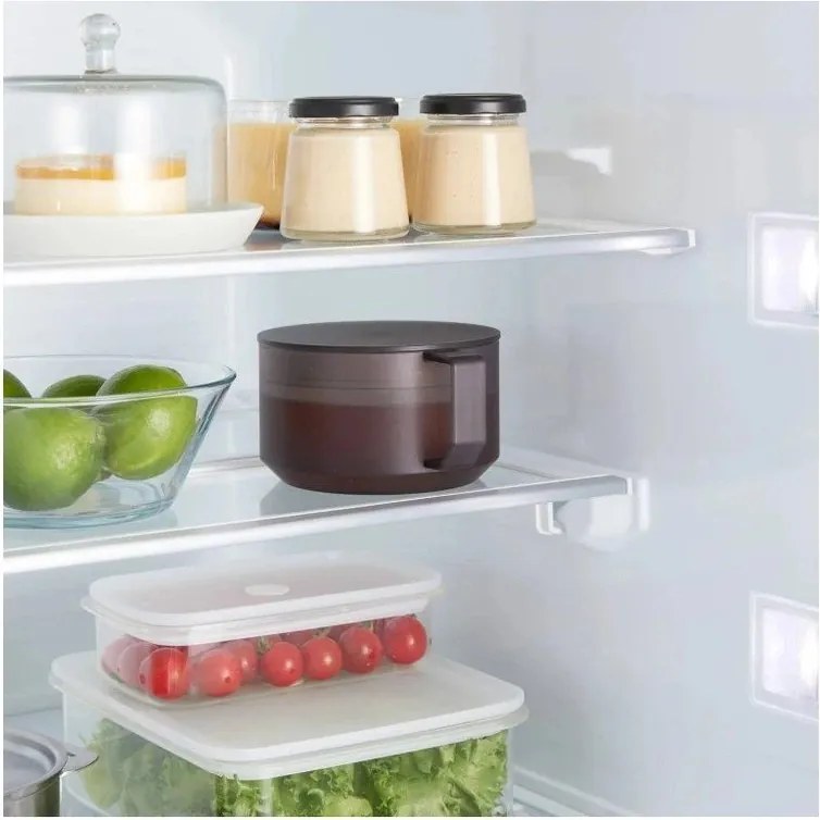 Czarny plastikowy dzbanek do herbaty z sitkiem 600 ml Tower – YAMAZAKI