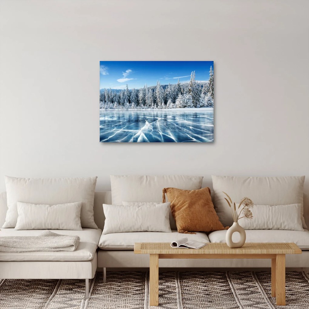 Obraz zamarzniętego jeziora i pokrytych śniegiem drzew (70x50 cm)