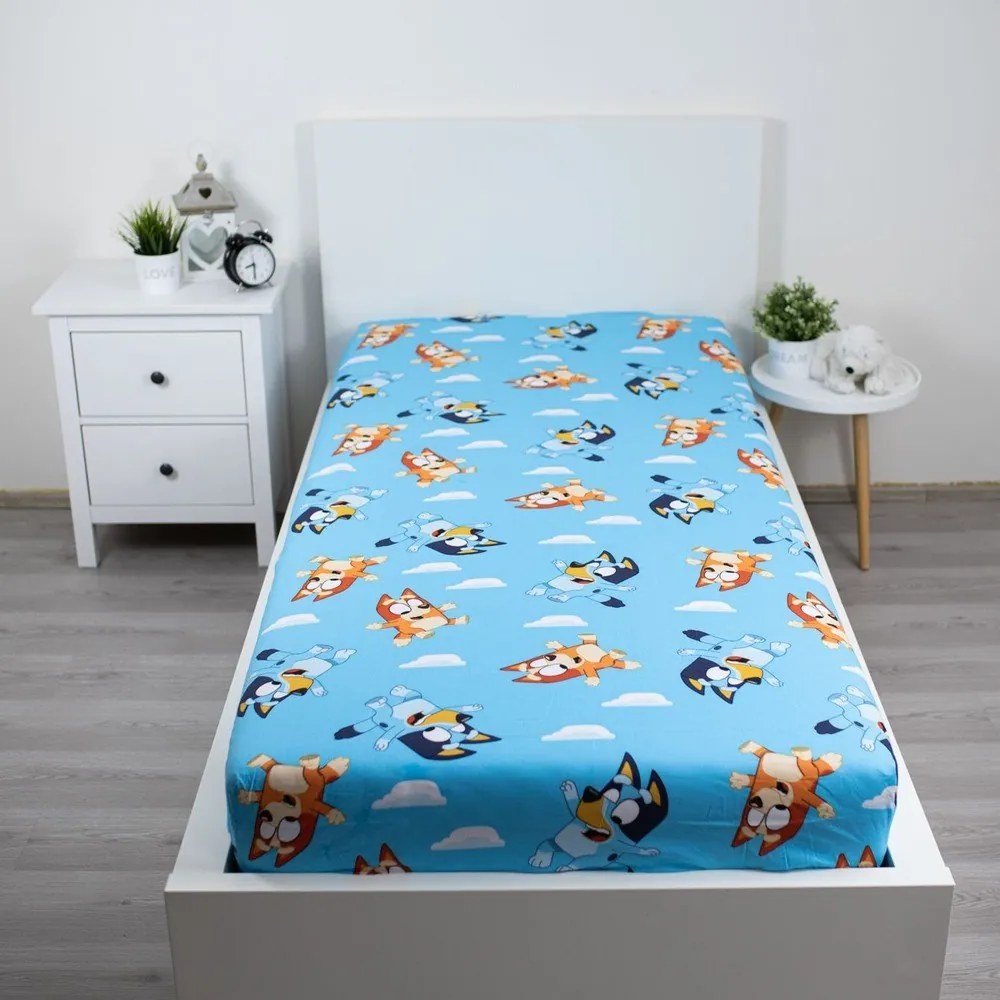 Niebieskie bawełniane prześcieradło dziecięce jednoosobowe z gumką 90x200 cm Bluey – Jerry Fabrics