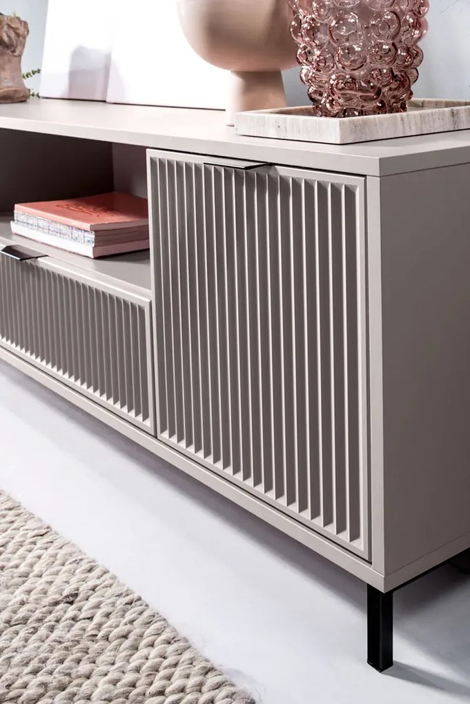 Beżowa szafka nocna z lamelami P5-T66