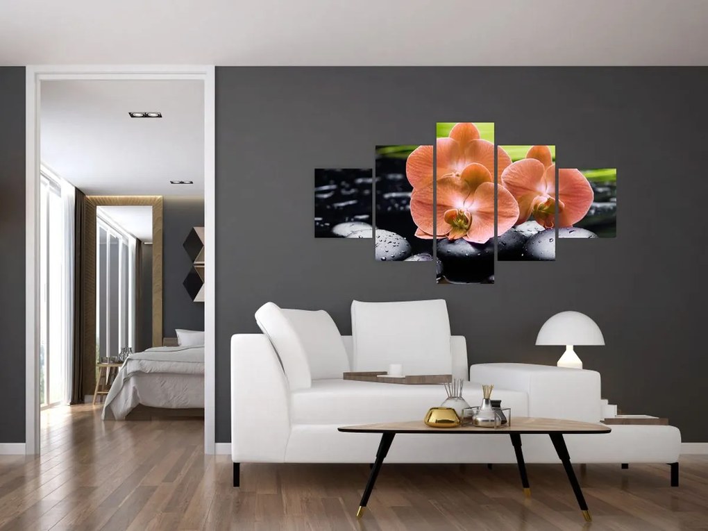 Obraz - Pomarańczowa orchidea z liśćmi palmy (125x70 cm)