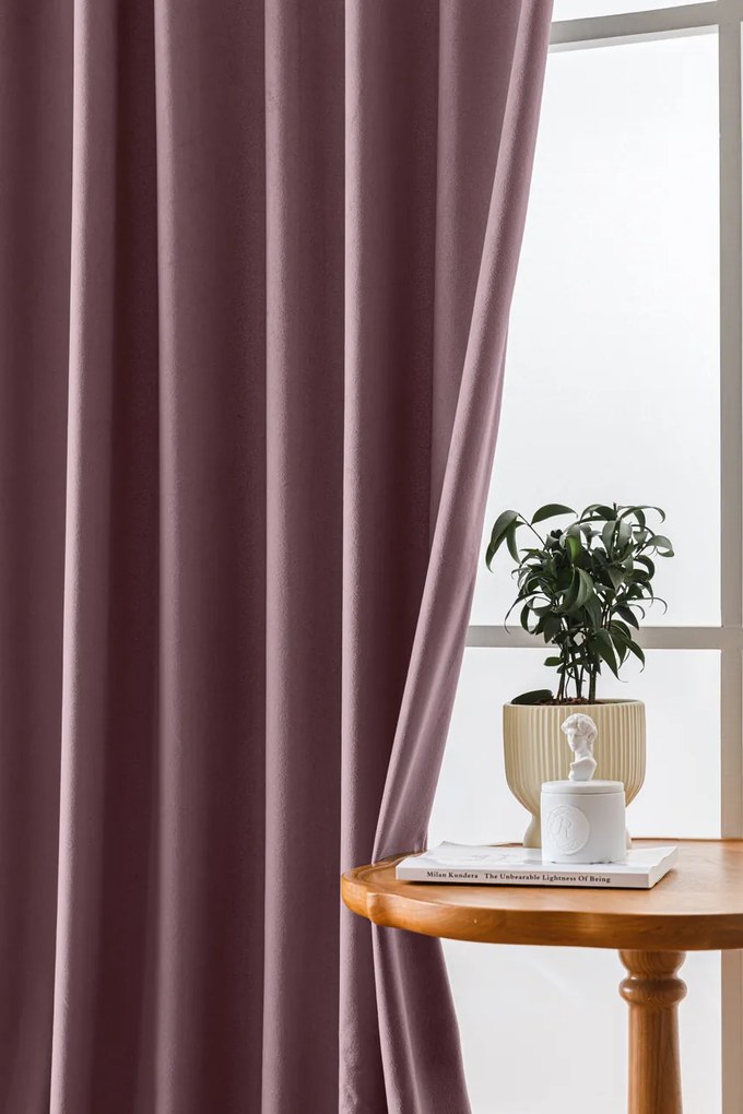 Jasnofioletowa zaciemniająca zasłona VELVET 140x270 cm Zawieszanie: Taśma z wiązaniami