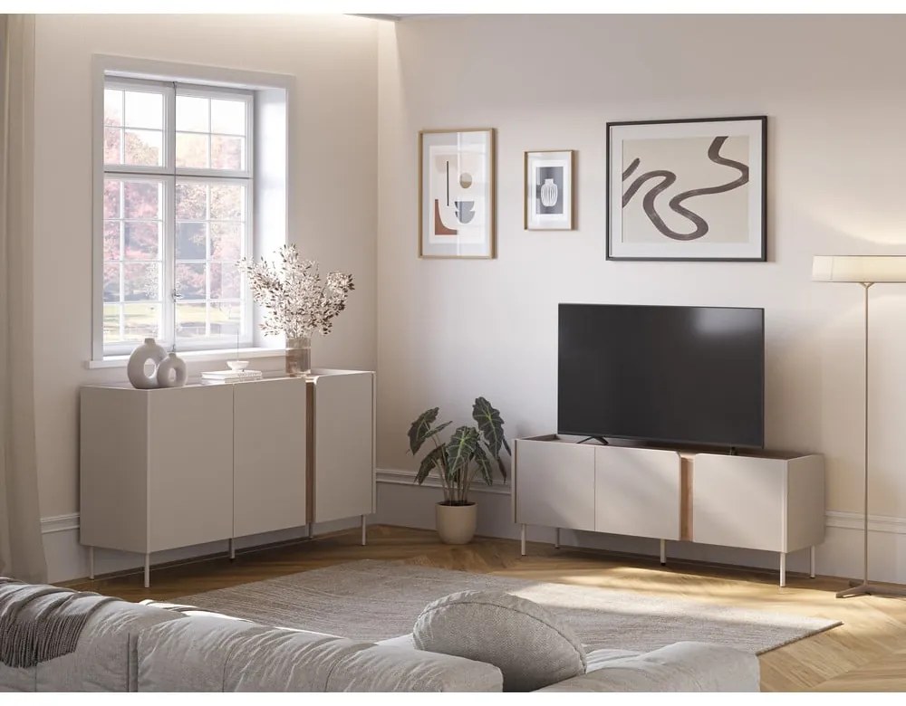 Kremowo-naturalna szafka pod TV w dekorze dębu 140x53x35 cm Lucile – Marckeric