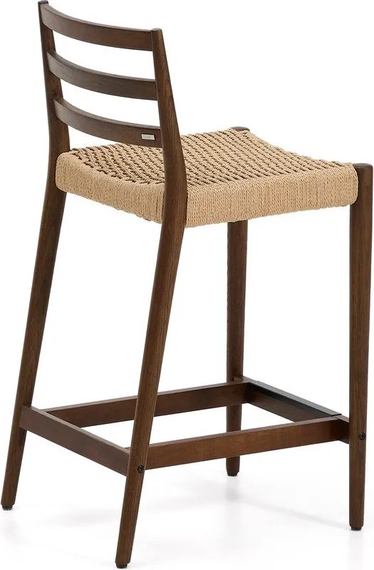 Brązowy/w naturalnym kolorze hoker z litego drewna dębowego (wysokość siedziska 65 cm) Analy – Kave Home