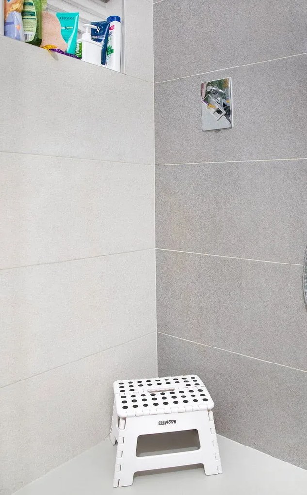 Składany biały mały antypoślizgowy stołek T0-C47