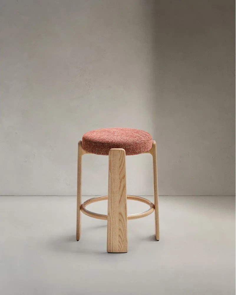 Hoker z litego drewna jesionowego w kolorze terakoty/w ciemnym naturalnym kolorze (wysokość siedziska 65 cm) Granite – Kave Home