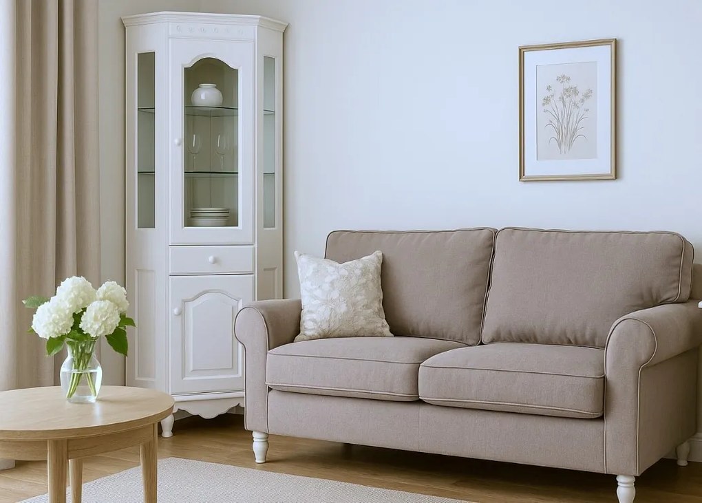 Witryna do salonu narożna biała Aria, wymiary 65x65x200 cm. Górna część przeszklona, dolna zamknięta. Witryna ma szafkę i szufladę. Angielski styl.