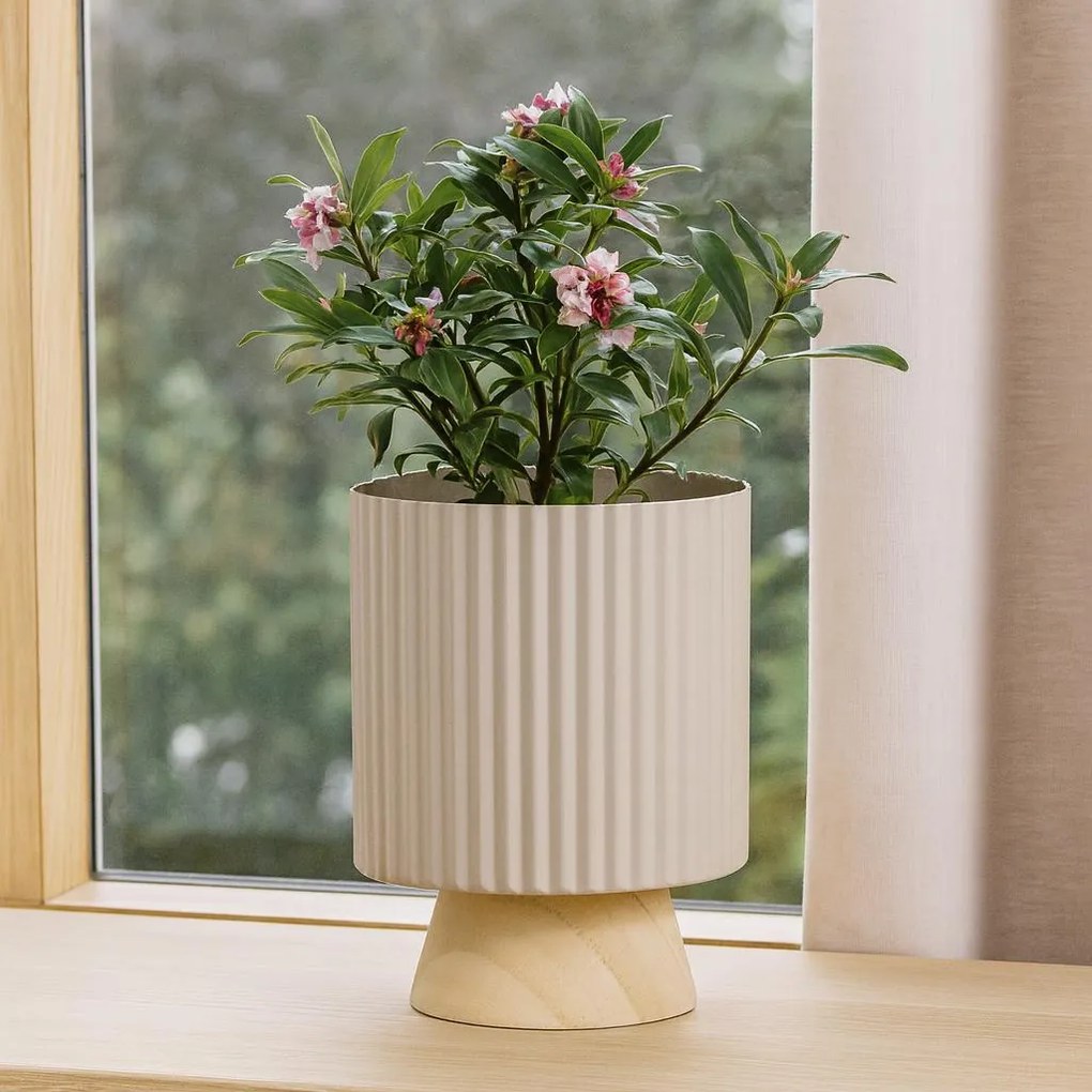 Metalowa doniczka z drewnianą podstawką STÖDA, 18 x 23 cm