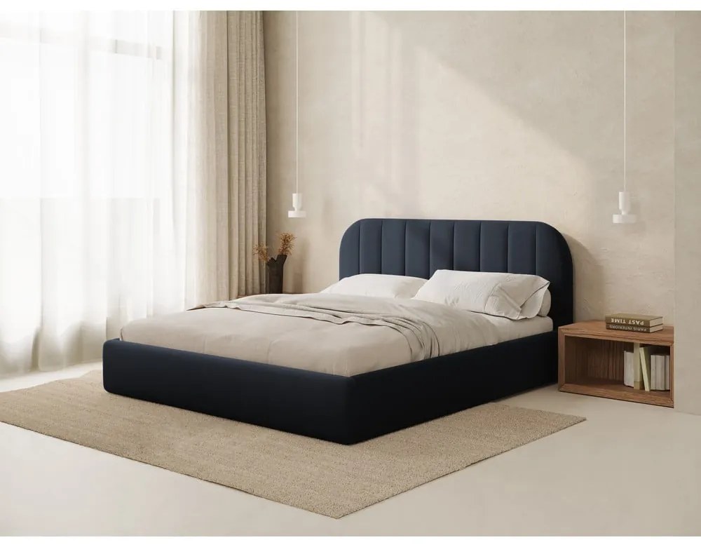 Ciemnoniebieskie tapicerowane łóżko dwuosobowe ze schowkiem ze stelażem 160x200 cm Juno – Windsor &amp; Co Sofas