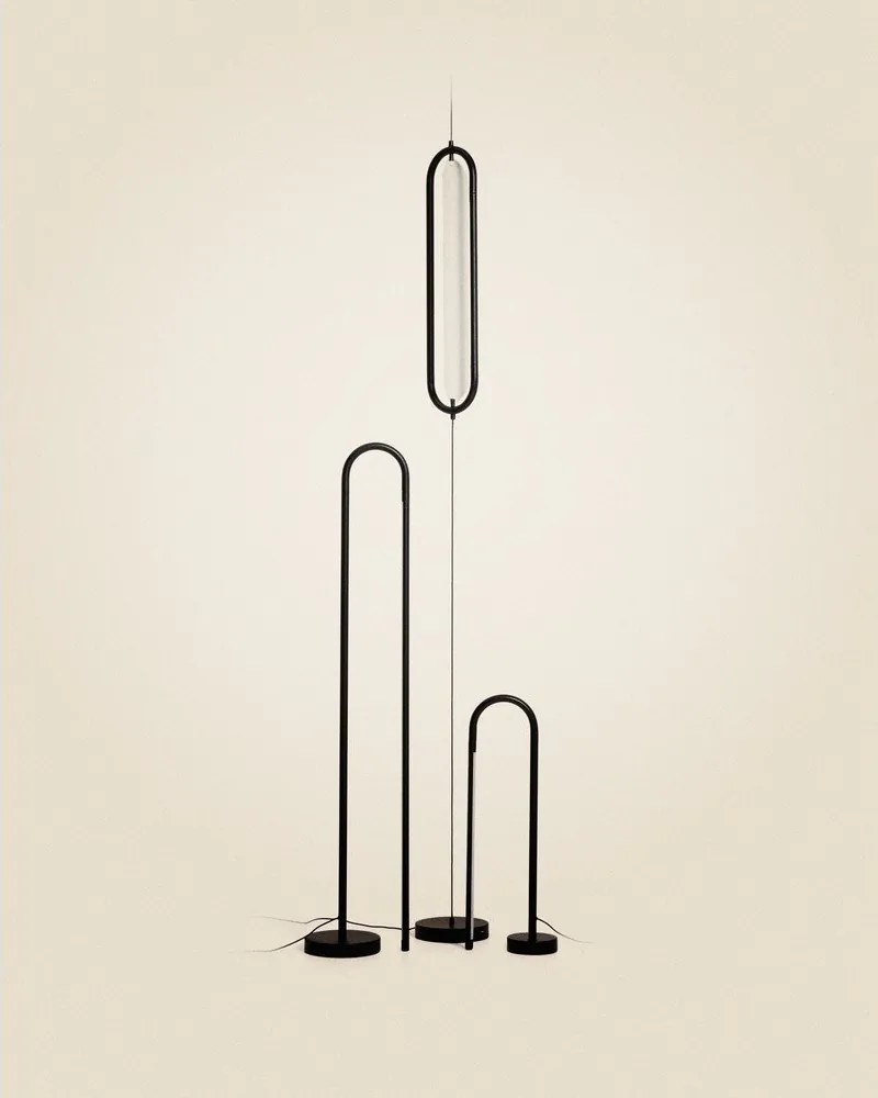 Czarna lampa stojąca LED (wysokość 300 cm) Bow – Kave Home