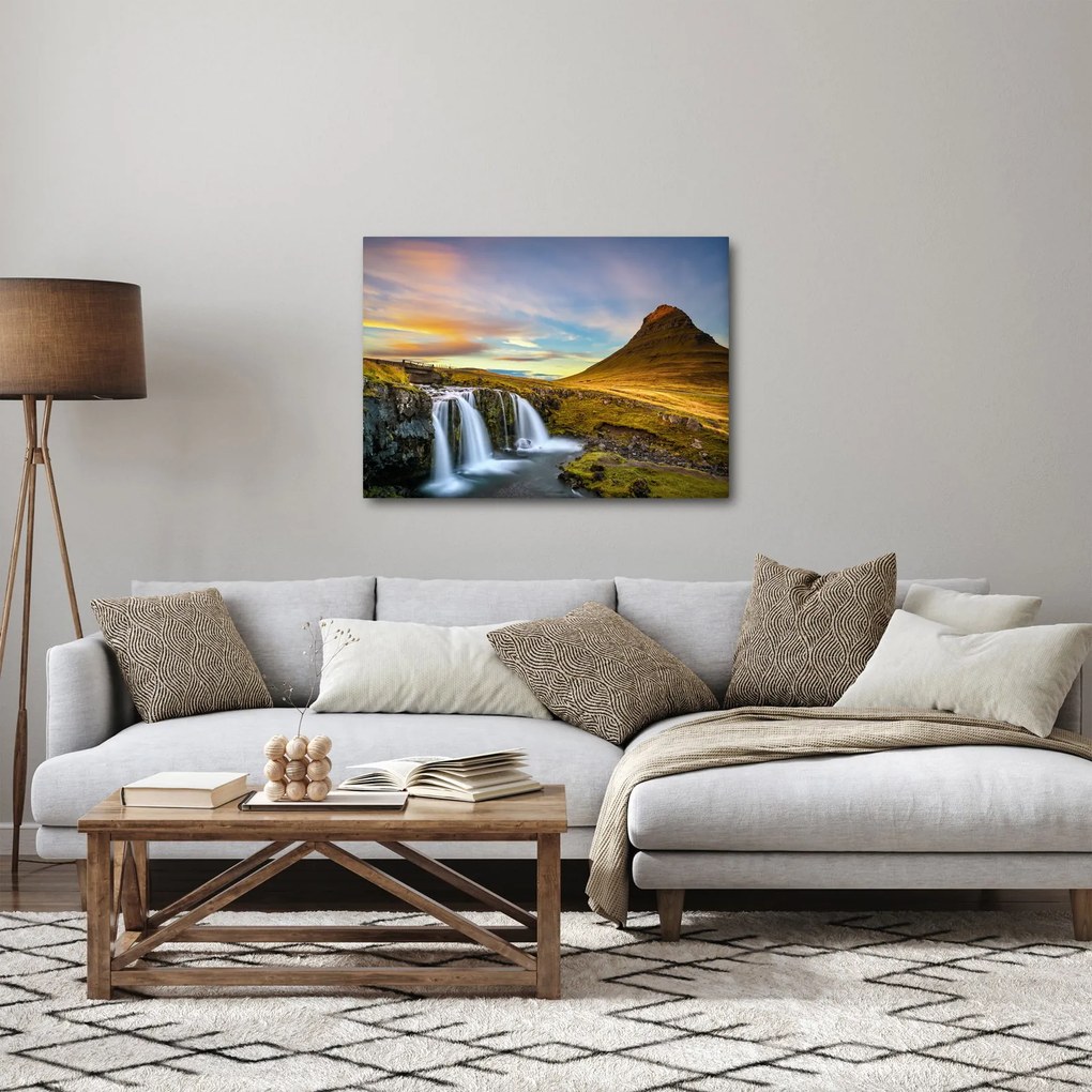 Zdjęcie góry i wodospadów na Islandii (70x50 cm)