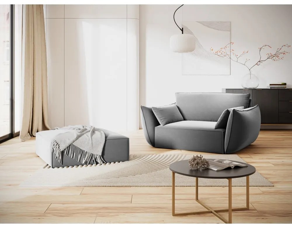 Jasnoszary aksamitny podnóżek Vanda – Mazzini Sofas