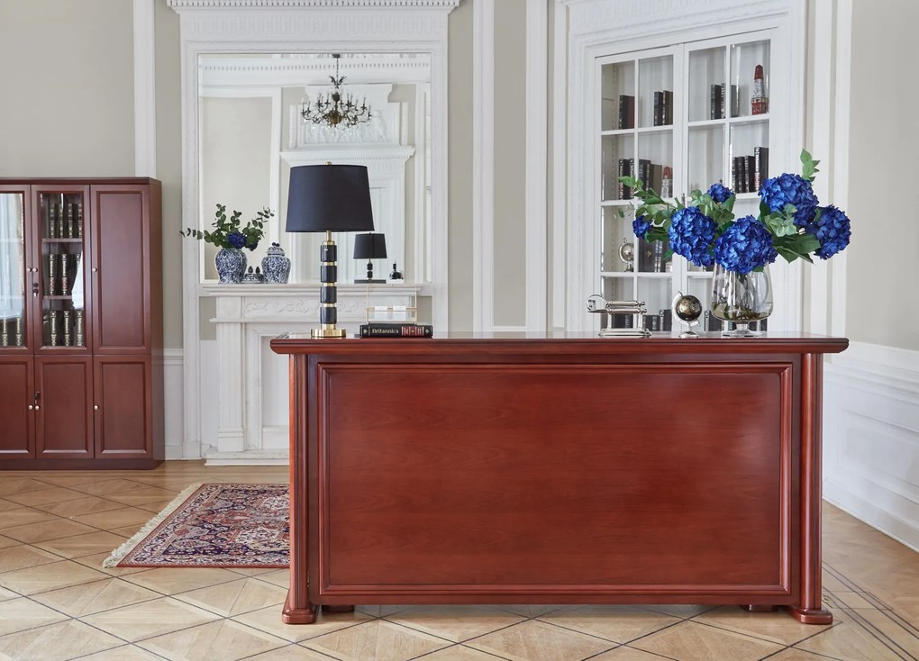 Elegancka lada recepcyjna z niezależnym biurkiem. Lada fornirowana drewnem sapeli. Wymiary lady 180x50x110 cm, wymiary biurka 150x80x70 cm.