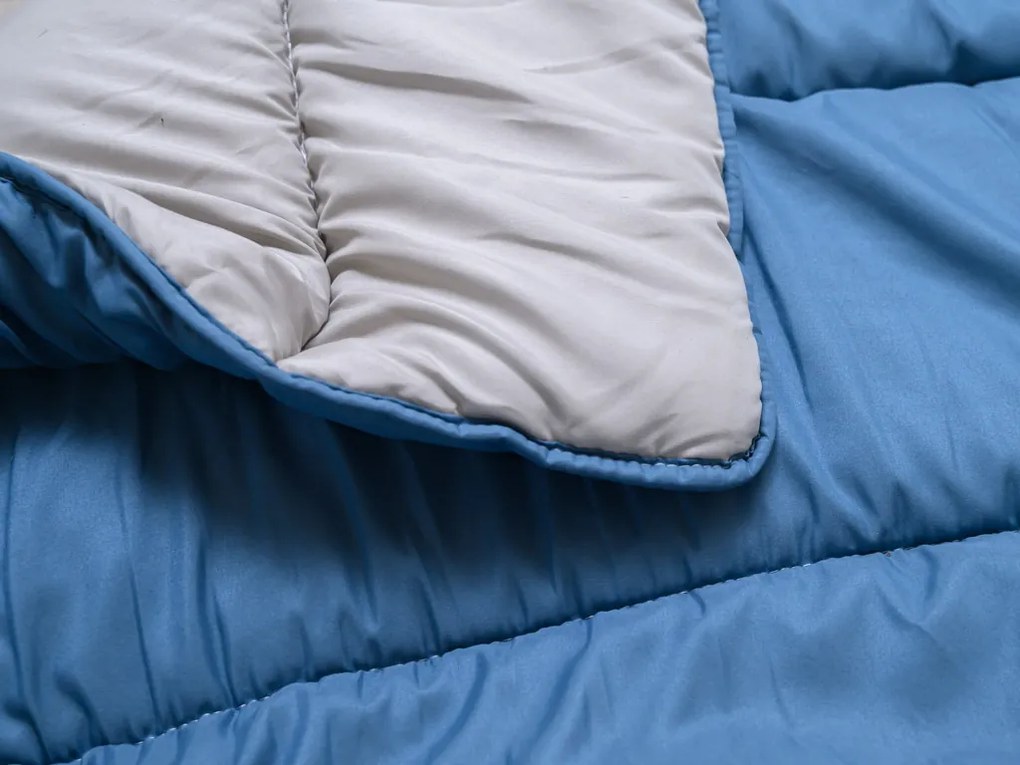 Całoroczna pikowana kołdra 140x200 cm z włókna wydrążonego, niebieska