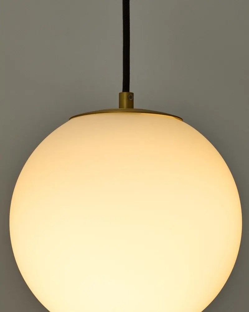 Lampa wisząca w biało-złotym kolorze ze szklanym kloszem ø 10 cm Brisia – Kave Home